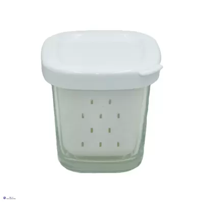 Frasco de vidro com tampa branca e filtro perfurado