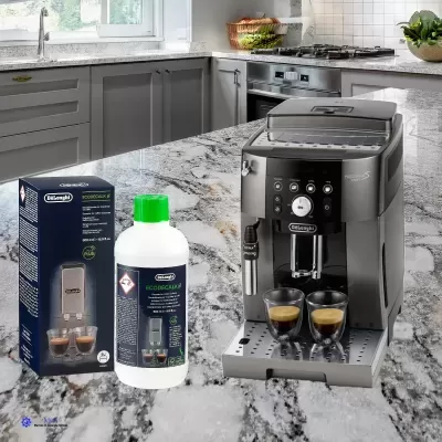 Cafeteira automática preta De'Longhi com dois cafés e produto de limpeza ecoscald