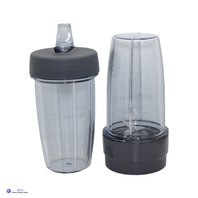 Dois copos transparentes Kenwood com tampas cinza escuro em fundo branco