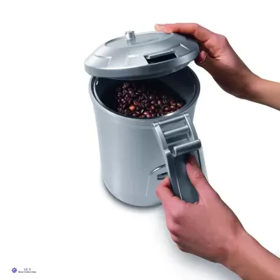 recipiente metálico com tampa aberta contendo grãos de café