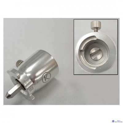 Peça mecânica cilíndrica prateada com parafuso e símbolo K