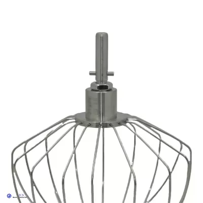 Batedor de arame metálico prateado para batedeira em fundo branco.