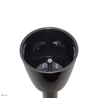 Toldo preto com interior liso e pino metálico central