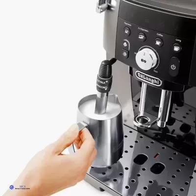 Máquina de café expresso De'Longhi com jarra de leite e bico vaporizador.
