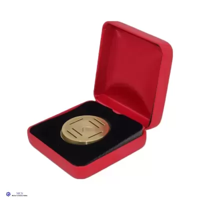 Medalha dourada em caixa de veludo vermelha aberta