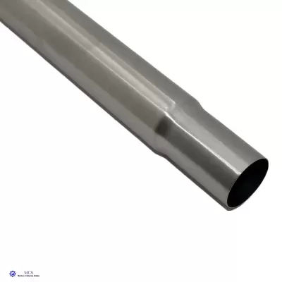 Peça metálica tubular prateada com acabamento brilhante e parte afunilada