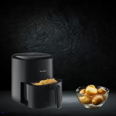 Máquina de cozinhar a ar preta Moulinex com batatas fritas e taça de batatas cozidas
