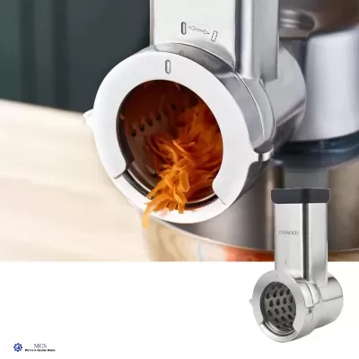 Ralador elétrico em aço inoxidável com cenoura ralada a sair na frente