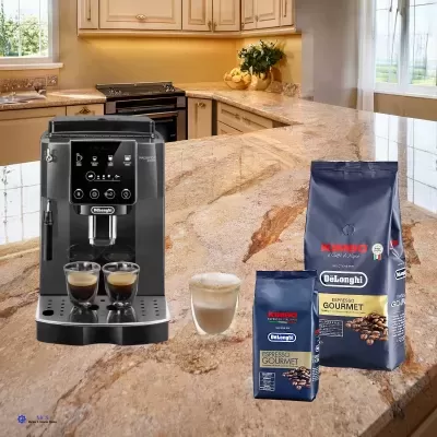 Máquina de café automática DeLonghi preta com dois cafés, uma chávena de cappuccino e dois sacos de café em grão numa bancada de cozinha