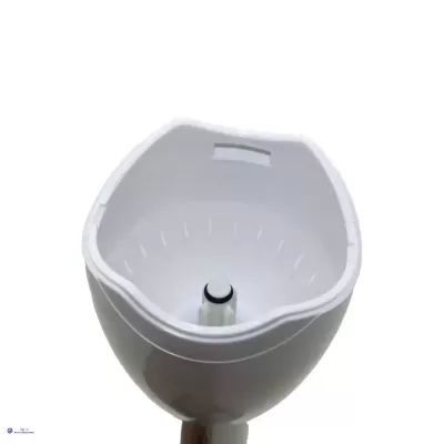 Recipiente plástico branco com cilindro central sobre fundo branco.