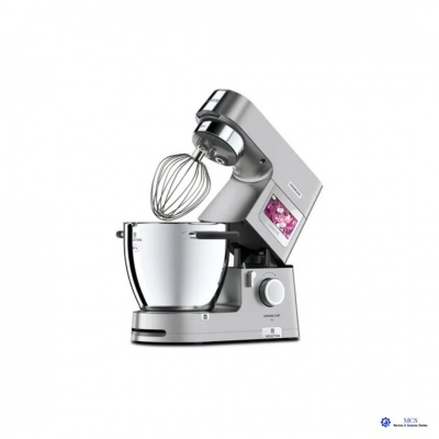 Robot de cozinha prateado com tigela e batedor de arame.