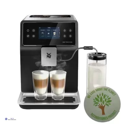 Máquina de café WMF PRETA E INOX com visor digital e dois copos com café e espuma