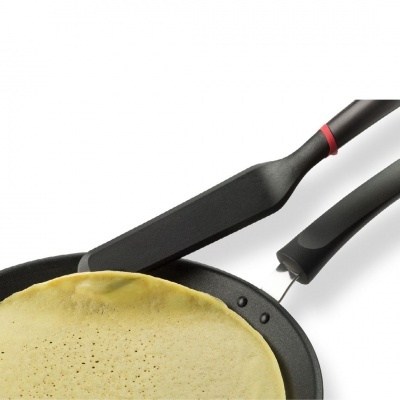 Frigideira com crepe e espátula preta