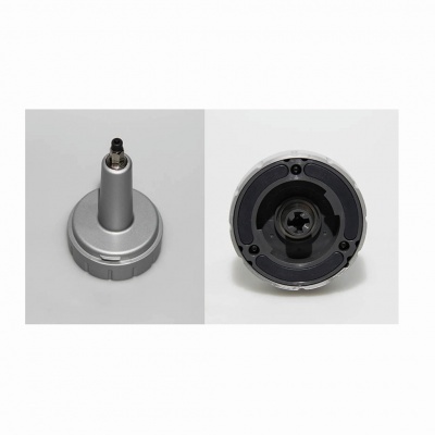 Adaptador metálico prateado com encaixe preto, visto de dois ângulos