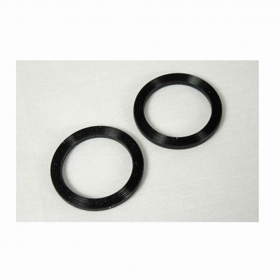 Dois anéis de vedação pretos com textura lisa sobre fundo branco