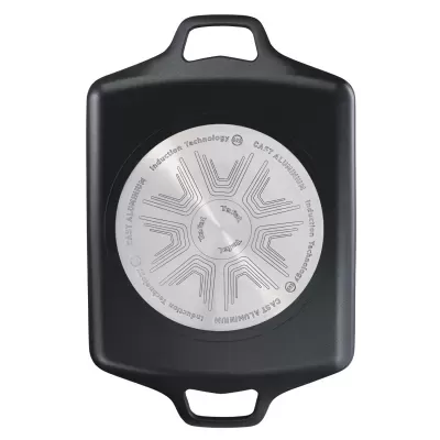 Frigideira quadrada preta com duas pegas e base de alumínio fundido