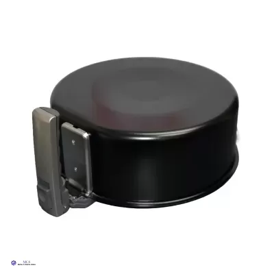 Forma redonda de bolo preta com fecho metálico lateral