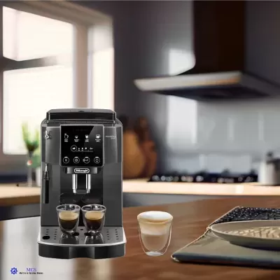 Máquina de café automática preta com ecrã digital e duas chávenas de café expresso