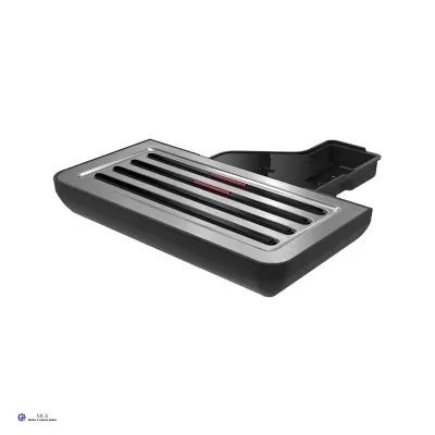 Pedal de automóvel em metal com ranhuras preto e cinzento e suporte plástico.