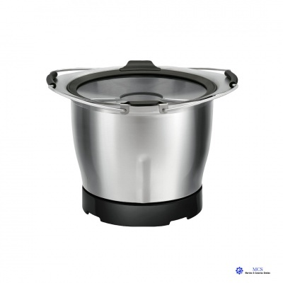 Taça metálica prateada com tampa transparente e base preta