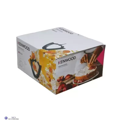 Embalagem de batedeira Kenwood com imagem de bolo e mãos a decorar