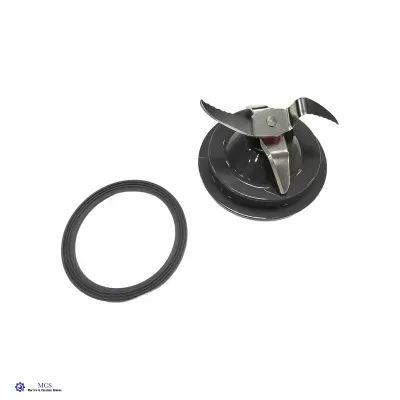 Lâminas de metal multicortantes e junta de borracha preta para liquidificador sobre fundo branco