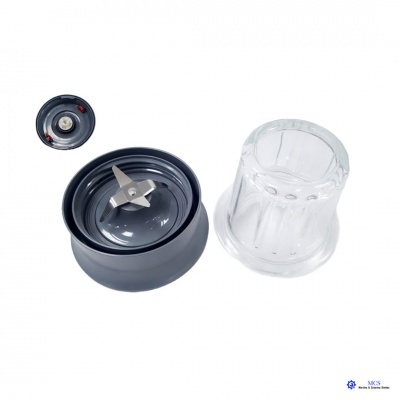 Peças de liquidificador em partes separadas, lâmina e copo transparente