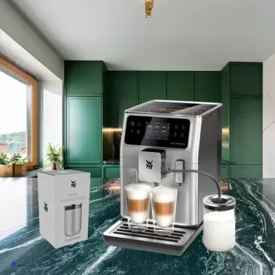 Máquina de café expresso automática em aço inox com visor digital, copos de vidro, caixa WMF e cozinha com armários verdes