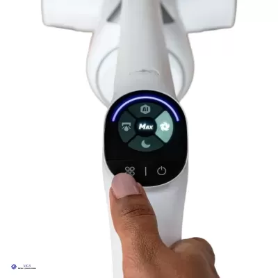 Dispositivo eletrónico branco com ecrã digital e mão a tocar botão