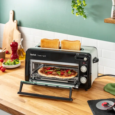Forno elétrico preto Tefal com pão e pizza em bancada de cozinha