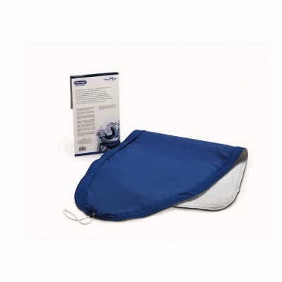 Saco protegido azul para engomar com embalagem de papel ao fundo