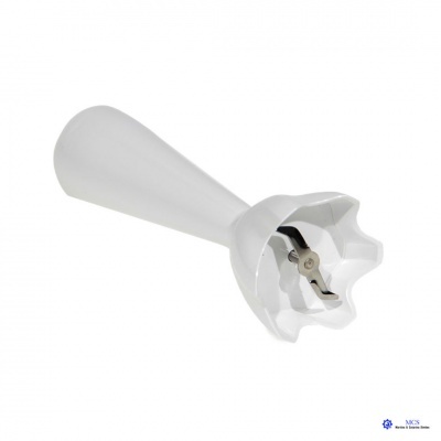 Peça branca de plástico para liquidificador com lâmina metálica