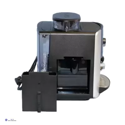 Máquina de café expresso preta com depósito e porta aberta