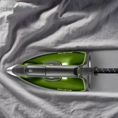 Ferro de engomar Rowenta preto e verde sobre tecido cinzento