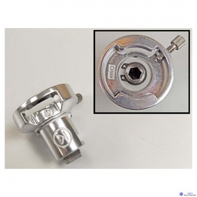 Peça metálica prateada com encaixe hexagonal e inscrição FISCHER