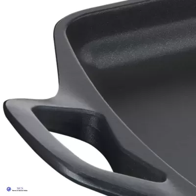 Frigideira preta com cabo integrado e superfície antiaderente vista de perto