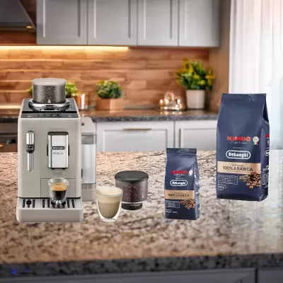 Máquina de café DeLonghi creme com café e pacotes de café Kimbo 100% Arabica no balcão da cozinha