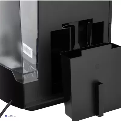 Máquina preta com reservatório transparente e peça removível com número 5