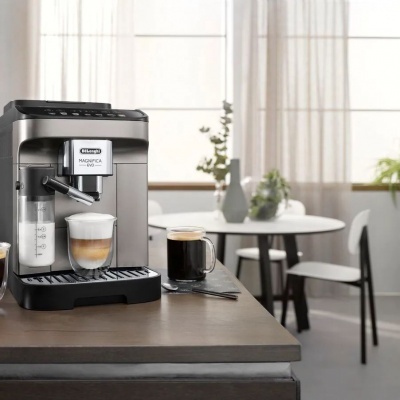 Máquina de café expresso DeLonghi Magnifica S e bebidas num interior moderno
