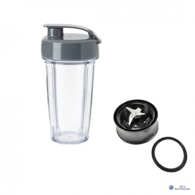 Copo misturador transparente com tampa cinzenta e lâminas destacadas