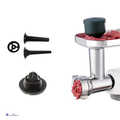 Moedor de carne elétrico em metal cromado com acessórios em plástico preto e carne moída