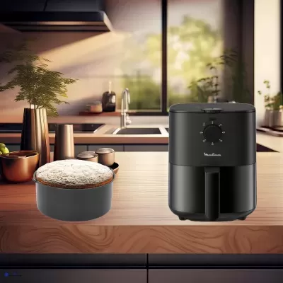Frigideira com bolo e fritadeira de ar Moulinex numa cozinha moderna