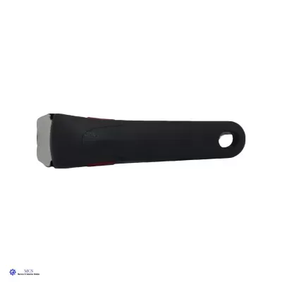 Punho preto com parte metálica e orifício circular