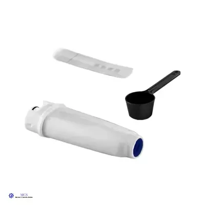 Filtro de água branco, colher medidora preta e comprimidos em embalagem plástica