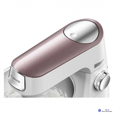 Robot de cozinha Kenwood branco e rosa metálico com botão prateado e tigela em aço inoxidável