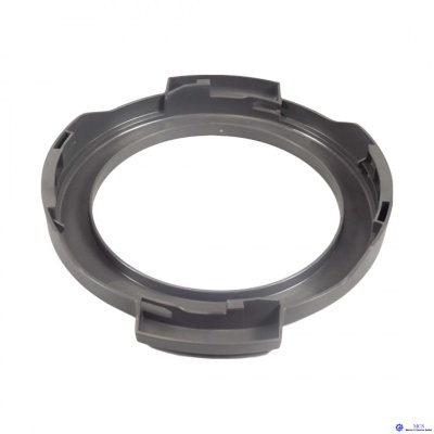 Anel de plástico cinzento circular com ranhuras sobre fundo branco