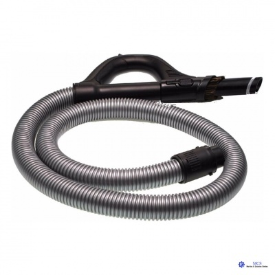 Mangueira flexível para aspirador com pega preta e tubo metálico cinzento enrolado