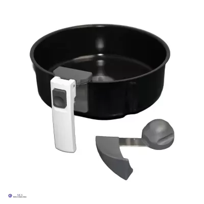 Conjunto de panela preta com tampa e colher com alças brancas e cinzentas