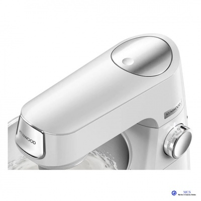 Batedeira elétrica Kenwood branca com botão prateado e bacia metálica com ingredientes