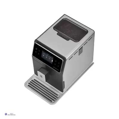 Máquina de café em inox prateado com painel digital